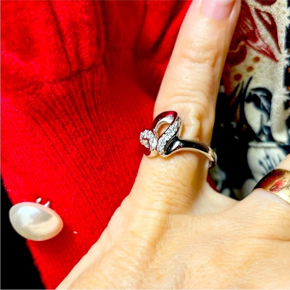 Jewelry - Elegant Silver Ring with Crystal Accents size 6